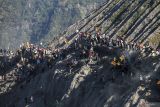 Foto udara masyarakat Suku Tengger merayakan Yadnya Kasada di kawah Gunung Bromo, Probolinggo, Jawa Timur, Sabtu (22/6/2024). Perayaan Yadnya Kasada merupakan bentuk ungkapan syukur dan penghormatan kepada leluhur masyarakat Suku Tengger dengan cara melarung sesaji berupa hasil bumi dan ternak ke kawah Gunung Bromo. Antara Jatim/Muhammad Mada/um