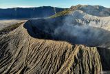 Foto udara masyarakat Suku Tengger merayakan Yadnya Kasada di kawah Gunung Bromo, Probolinggo, Jawa Timur, Sabtu (22/6/2024). Perayaan Yadnya Kasada merupakan bentuk ungkapan syukur dan penghormatan kepada leluhur masyarakat Suku Tengger dengan cara melarung sesaji berupa hasil bumi dan ternak ke kawah Gunung Bromo. Antara Jatim/Muhammad Mada/um