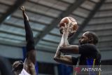 Pebasket Satria Muda Pertamina Jakarta Dame Diagne (kiri) berusaha menghadang lemparan bola pebasket Prawira Harum Bandung James C. Gist III (kanan) saat pertandingan Indonesian Basketball League (IBL) 2024 di GOR C-tra Prawira Arena, Bandung, Jawa Barat, Minggu (23/6/2024). Satria Muda Pertamina Jakarta menang atas Prawira Harum Bandung dengan skor 98-97. ANTARA FOTO/M Agung Rajasa/agr