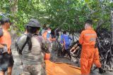 Tim SAR gabungan saat melakukan evakuasi terhadap pria paruh baya yang hilang saat sedang mencari udang di perairan pantai Sampur, Kabupaten Bangka Tengah, Provinsi Kepulauan Bangka Belitung, Minggu (23/6/2024). (ANTARA/ HO-Kansar Pangkalpinang)