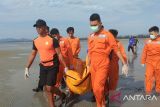 Tim SAR gabungan saat melakukan evakuasi terhadap pria paruh baya yang hilang saat sedang mencari udang di perairan pantai Sampur, Kabupaten Bangka Tengah, Provinsi Kepulauan Bangka Belitung, Minggu (23/6/2024). (ANTARA/ HO-Kansar Pangkalpinang)