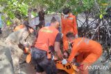 Tim SAR gabungan saat melakukan evakuasi terhadap pria paruh baya yang hilang saat sedang mencari udang di perairan pantai Sampur, Kabupaten Bangka Tengah, Provinsi Kepulauan Bangka Belitung, Minggu (23/6/2024). (ANTARA/ HO-Kansar Pangkalpinang)