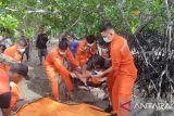 Tim SAR gabungan saat melakukan evakuasi terhadap pria paruh baya yang hilang saat sedang mencari udang di perairan pantai Sampur, Kabupaten Bangka Tengah, Provinsi Kepulauan Bangka Belitung, Minggu (23/6/2024). (ANTARA/ HO-Kansar Pangkalpinang)