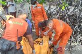 Tim SAR gabungan saat melakukan evakuasi terhadap pria paruh baya yang hilang saat sedang mencari udang di perairan pantai Sampur, Kabupaten Bangka Tengah, Provinsi Kepulauan Bangka Belitung, Minggu (23/6/2024). (ANTARA/ HO-Kansar Pangkalpinang)