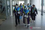 Jamaah haji memasuki terminal kedatangan setibanya di bandara Kertajati, Majalengka, Jawa Barat, Minggu (23/6/2024). Sebanyak 880 jamaah haji kloter pertama asal Subang dan kloter kedua asal Kota Bandung kembali ke tanah air setelah menunaikan rangkaian ibadah haji di tanah suci. ANTARA FOTO/Dedhez Anggara/agr