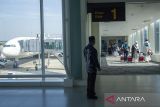 Jamaah haji memasuki terminal kedatangan setibanya di Bandara Kertajati, Majalengka, Jawa Barat, Minggu (23/6/2024). Sebanyak 880 jamaah haji kloter pertama asal Subang dan kloter kedua asal Kota Bandung kembali ke tanah air setelah menunaikan rangkaian ibadah haji di tanah suci. ANTARA FOTO/Dedhez Anggara/agr