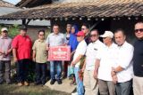 Bupati Lampung Selatan berikan bantuan bedah rumah di Sidomulyo dan Palas