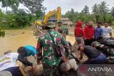 Relawan bantu warga buat jembatan darurat di lokasi banjir di Desa Sibalago