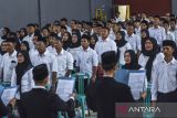 Petugas pemutakhiran data pemilih (Pantarlih) mengikuti pelantikan dan pengambilan sumpah di GOR Panyingkiran, Kabupaten Ciamis, Jawa Barat, Senin (24/6/2024). KPUD Ciamis melantik 3.873 petugas pantarlih yang bertugas mencocokan dan meneliti data pemilih sebagai tahapan pilkada serentak pada 27 November 2024. ANTARA FOTO/Adeng Bustomi/agr