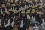 Petugas pemutakhiran data pemilih (Pantarlih) memakai rompi dan topi saat mengikuti pelantikan dan pengambilan sumpah di GOR Panyingkiran, Kabupaten Ciamis, Jawa Barat, Senin (24/6/2024). KPUD Ciamis melantik 3.873 petugas pantarlih yang bertugas mencocokan dan meneliti data pemilih sebagai tahapan pilkada serentak pada 27 November 2024. ANTARA FOTO/Adeng Bustomi/agr