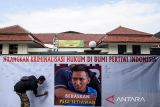 Pendukung menandatangani spanduk dukungan usai penundaan sidang perdana praperadilan Pegi Setiawan di Pengadilan Negeri Bandung, Bandung, Jawa Barat, Senin (24/6/2024). Majelis Hakim menunda sidang perdana gugatan praperadilan yang diajukan kuasa hukum Pegi Setiawan atas penetapan sebagai tersangka kasus pembunuhan Vina Cirebon akibat ketidakhadiran pihak termohon dari Polda Jabar. ANTARA FOTO/Novrian Arbi/agr
