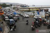 Sejumlah kendaraan yang akan menyeberang ke Pulau Bali antre memasuki kapal di Pelabuhan Ketapang, Banyuwangi, Jawa Timur, Senin (24/6/2024). Kemacetan sepanjang 1,3 kilometer tersebut selain disebabkan meningkatnya volume kendaraan saat libur sekolah juga karena cuaca buruk di Selat Bali. ANTARA FOTO/Budi Candra Setya/wsj.