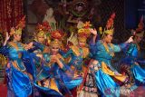 Seniman dari Sanggar Seni Betawi Ratna Sari, Jakarta, menampilkan Tari Kembang Botoh dalam teater tradisional Lenggak Lenggok Betawi pada Pesta Kesenian Bali (PKB) XLVI 2024 di Taman Werdhi Budaya Art Centre, Denpasar, Bali, Senin (24/6/2024). Pagelaran yang mengusung tema Selaras Harmoni Jakarta tersebut menceritakan mengenai akulturasi budaya dan masyarakat yang ditampilkan dalam sajian karya seni pertunjukan sekaligus sebagai pelestarian budaya Betawi. ANTARA FOTO/Nyoman Hendra Wibowo/wsj.