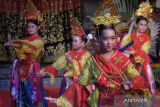 Seniman dari Sanggar Seni Betawi Ratna Sari, Jakarta, menampilkan Tari Kembang Botoh dalam teater tradisional Lenggak Lenggok Betawi pada Pesta Kesenian Bali (PKB) XLVI 2024 di Taman Werdhi Budaya Art Centre, Denpasar, Bali, Senin (24/6/2024). Pagelaran yang mengusung tema Selaras Harmoni Jakarta tersebut menceritakan mengenai akulturasi budaya dan masyarakat yang ditampilkan dalam sajian karya seni pertunjukan sekaligus sebagai pelestarian budaya Betawi. ANTARA FOTO/Nyoman Hendra Wibowo/wsj.