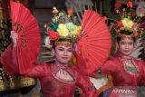 Seniman dari Sanggar Seni Betawi Ratna Sari, Jakarta, menampilkan Tari Kembang Botoh dalam teater tradisional Lenggak Lenggok Betawi pada Pesta Kesenian Bali (PKB) XLVI 2024 di Taman Werdhi Budaya Art Centre, Denpasar, Bali, Senin (24/6/2024). Pagelaran yang mengusung tema Selaras Harmoni Jakarta tersebut menceritakan mengenai akulturasi budaya dan masyarakat yang ditampilkan dalam sajian karya seni pertunjukan sekaligus sebagai pelestarian budaya Betawi. ANTARA FOTO/Nyoman Hendra Wibowo/wsj.