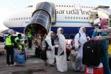 Jamaah haji berjalan menuju bus saat tiba di Bandara Internasional Sultan Hasanuddin, Makassar, Sulawesi Selatan, Minggu (23/6/2024). Sebanyak 449 orang jamaah haji yang tergabung dalam kelompok terbang (kloter) pertama debarkasi Makassar tiba di tanah air setelah melaksanakan ibadah haji 1445 H di Arab Saudi. ANTARA FOTO/Arnas Padda/wpa.