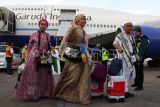 Jamaah haji berjalan menuju bus saat tiba di Bandara Internasional Sultan Hasanuddin, Makassar, Sulawesi Selatan, Minggu (23/6/2024). Sebanyak 449 orang jamaah haji yang tergabung dalam kelompok terbang (kloter) pertama debarkasi Makassar tiba di tanah air setelah melaksanakan ibadah haji 1445 H di Arab Saudi. ANTARA FOTO/Arnas Padda/wpa.