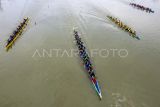 Foto udara, sejumlah peserta beradu cepat saat lomba pacu perahu di Danau Sipin, Jambi, Sabtu (22/6/2024). Kegiatan yang dirangkai dengan parade ketek atau perahu bermotor hias yang diikuti puluhan peserta dari perwakilan instansi dan anggota komunitas dari beberapa kabupaten/kota se-Provinsi Jambi itu digelar dalam rangka memeriahkan Hari Ulang Tahun ke-78 Pemerintah Kota Jambi dan sekaligus sarana promosi wisata. ANTARA FOTO/Wahdi Septiawan/YU