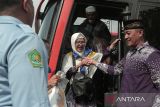 Jamaah haji turun dari bis saat tiba di Asrama Haji Kabupaten Cianjur, Jawa Barat, Selasa (25/6/2024). Sebanyak 438 haji asal Kabupaten Cianjur yang tergabung dalam kloter tujuh kembali ke tanah air setelah menunaikan ibadah haji. ANTARA FOTO/Henry Purba/agr