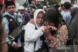 Jamaah haji memeluk keluarganya saat tiba di Asrama Haji Kabupaten Cianjur, Jawa Barat, Selasa (25/6/2024). Sebanyak 438 haji asal Kabupaten Cianjur yang tergabung dalam kloter tujuh kembali ke tanah air setelah menunaikan ibadah haji. ANTARA FOTO/Henry Purba/agr