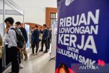 Pencari kerja mencari informasi lowongan pekerjaan di sebuah stan saat bursa kerja di Grand Lodakara Hall, Bandung, Jawa Barat, Selasa (25/6/2024). Pemerintah Kota Bandung menggelar bursa kerja yang diikuti sebanyak 40 perusahaan dengan menyediakan 5.435 lowongan kerja untuk menurunkan angka pengangguran terbuka di Kota Bandung. ANTARA FOTO/Raisan Al Farisi/agr