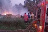 Satpol PP Damkar Agam kerahkan armada padamkan api bakar rumah warga