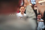 Menteri ATR/Kepala BPN Agus Harimurti Yudhoyono (kiri) didampingi Gubernur Jambi Al Haris (kanan) memberikan keterangan pers pengungkapan tindak pidana pertanahan Provinsi Jambi di Mapolda Jambi, Jambi, Senin (25/6/2024). AHY menyebutkan, sepanjang 2024 Kementerian ATR/BPN bersama Satgas Anti Mafia Tanah berhasil mengungkap tiga kasus tindak pidana pertanahan yang melibatkan mafia tanah di Kota Jambi, Tebo, dan Bungo dengan potensi kerugian yang berhasil diselamatkan mencapai Rp1,19 triliun. ANTARA FOTO/Wahdi Septiawan/YU