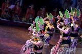 Sejumlah seniman dari Akademi Komunitas Negeri Seni dan Budaya Yogyakarta menampilkan tarian saat tampil dalam Pesta Kesenian Bali (PKB) 2024 di Taman Budaya Bali, Denpasar, Bali, Selasa (25/6/2024). Pagelaran tersebut menampilkan sejumlah kesenian khas Yogyakarta seperti sendratari, musik tradisional karawitan serta pameran Wayang Gagrak Yogyakarta. ANTARA FOTO/Fikri Yusuf/wsj.