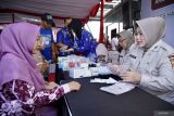 Warga mendapatkan obat gratis saat gelaran bakti kesehatan dan bakti sosial dalam rangka HUT ke-78 Bhayangkara di Gedung Rock Convention Center (RCC), Lumajang, Jawa Timur, Rabu (26/6/2024). Dalam kegiatan tersebut, sekitar 1.500 masyarakat kurang mampu mendapatkan bansos dan 12 pelayanan kesehatan gratis yang digelar oleh Polda Jawa Timur dengan melibatkan 120 tenaga kesehatan. ANTARA Jatim/Irfan Sumanjaya/mas.