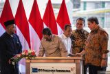 Presiden Direktur PT Freeport Indonesia (PTFI) Tony Wenas (kedua kiri) menandatangani prasasti disaksikan Menko Perekonomian Airlangga Hartarto (kanan), Menteri Investasi/Kepala Badan Koordinasi Penanaman Modal (BKPM) Bahlil Lahadalia (ketiga kiri), Plt Dirjen Minerba Letjen TNI (Purn) Bambang Suswantono (kedua kanan), dan Bupati Gresik Fandi Akhmad Yani (kiri) saat Peresmian Operasi Smelter PTFI di Smelter PTFI, Kawasan Ekonomi Khusus Java Integrated and Industrial Port Estate (KEK JIIPE), Gresik, Jawa Timur, Kamis (27/6/2024). PTFI resmi mengoperasikan smelter tembaga dengan âdesign single lineâ terbesar di dunia yang mampu memurnikan konsentrat tembaga dengan kapasitas 1,7 juta ton serta menghasilkan katoda tembaga hingga 600 ribu ton per tahun dengan nilai investasi sebesar Rp58 triliun. Antara Jatim/Rizal Hanafi/um 