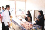 Presiden Jokowi cek harga bahan pokok di Pasar Tamiang Layang