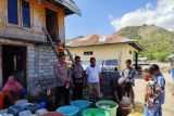 Polres Mabar  salurkan air bersih untuk warga pesisir Labuan Bajo