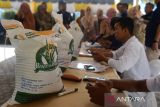 Sejumlah anggota Ombudsman RI dan Badan Pangan Nasional meninjau penyaluran bantuan pangan beras kepada keluarga penerima manfaat di Kantor PT Pos Indonesia, desa Kuta Baro, kabupaten Aceh Besar, Aceh, Kamis (27/6/2024). Kunjungan kerja Ombudsman RI bersama Badan Pangan Nasional (Bapanas) di provinsi Aceh tersebut,  selain meninjau stok dan kualitas  beras cadagangan pemerintah di gudang Bulog, juga melakukan monitoring dan evaluasi proses penyaluran bantuan pangan beras  oleh PT Pos Indonesia kepada keluarga penerima manfaat (KPM) di daerah pedesaan kabupaten Aceh Besar. ANTARA FOTO.Ampelsa.