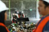 Pekerja mengumpulkan sampah di Tempat Pembuangan Sampah Terpadu Reduce Reuse Recycle (TPS 3R) Balak, Banyuwangi, Jawa Timur, Kamis (27/6/2024). TPS 3R Balak yang mulai beroperasi tahun 2022 itu memiliki kapasitas 80 ton per hari dengan menargetkan dapat mengurangi 3.500 ton CO2 untuk turut serta mencegah perubahan iklim. Antara Jatim/Budi Candra Setya/um 