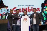 Ketua KPU Jawa Timur Aang Kunaifi (Dua Kiri) didampingi Walikota Blitar Santoso (Dua Kanan), Ketua KPU Kota Blitar Rangga Bisma Aditya (Kanan), dan Kasi Intel Kejari Blitar Prabowo Saputro (Kiri) menekan tombol tanda dimulainya pemilihan walikota (Pilwali) Kota Blitar 2024 yang merupakan bagian dari pilkada serentak saat peluncuran di Alun-alun Kota Blitar, Jawa Timur, Kamis (27/6/2024) malam. Peluncuran yang dimeriahkan oleh penampilan pedangdut kondang Deny Caknan tersebut, KPU Kota Blitar juga mengenalkan maskot pilwali yang disebut Si Gembira yang merupakan akronim dari Gayeng Memilih Bersama Aspirasi Rakyat. Antara Jatim/Irfan Anshori/um