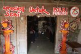 Kapolsek Plemahan AKP Bowo Wicaksono (kanan) memberikan penjelasan kepada pengunjung pada pameran lukisan dari ampas kopi atau cekakik bertajuk Apresiasi Seni Untuk Polri Presisi di Omah Among Roso, Desa Puhjarak, Kediri, Jawa Timur, Jumat (28/6/2024). Pameran yang menampilkan 78 lukisan cekakik karya dari 30 pelajar binaan Kapolsek Plemahan tersebut guna menyongsong Hut ke-78 Polri sekaligus sebagai upaya memberikan ruang berkesenian kepada generasi muda. ANTARA Jatim/Prasetia Fauzani/mas 