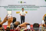 Menteri Koordinator Bidang Kemaritiman dan Investasi Luhut Binsar Pandjaitan memberikan kata sambutan usai menyaksikan penandatanganan kerja sama Tempat Pengolahan dan Pemrosesan Akhir Sampah (TPPAS) Regional Legok Nangka di Gedung Sate, Bandung, Jawa Barat, Jumat (28/6/2024). Dalam rangka percepatan pembangunan instalasi pengolahan sampah menjadi energi listrik berbasis teknologi ramah lingkungan di TPPAS Legok Nangka, pemerintah Provinsi Jawa Barat melakukan penandatanganan dengan PT. Jabar Environmental Solutions dan PT. Penjamin Infrastruktur Indonesia yang rencananya akan diresmikan oleh Presiden Jokowi pada Agustus mendatang. ANTARA FOTO/Raisan Al Farisi/agr
