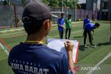 Pelatih mencatat kemampuan anak binaan saat berlatih olahraga Gateball di lapangan futsal Lembaga Pembinaan Khusus Anak Bandung (LPKA) Kelas II Bandung, Jawa Barat, Jumat (28/6/2024). LPKS kelas II Bandung mengenalkan olahraga tim yang mirip dengan olahraga Croquet yang berasal dari jepang tersebut untuk pembekalan sebagai kemampuan olahraga khusus dan ciri khas bagi anak binaan saat mulai di kehidupan sosial. ANTARA FOTO/Novrian Arbi/agr