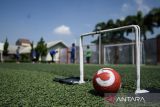 Anak binaan berlatih olahraga Gateball di lapangan futsal Lembaga Pembinaan Khusus Anak Bandung (LPKA) Kelas II Bandung, Jawa Barat, Jumat (28/6/2024). LPKS kelas II Bandung mengenalkan olahraga tim yang mirip dengan olahraga Croquet yang berasal dari jepang tersebut untuk pembekalan sebagai kemampuan olahraga khusus dan ciri khas bagi anak binaan saat mulai di kehidupan sosial. ANTARA FOTO/Novrian Arbi/agr