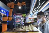 Pengunjung bermain catur dengan Mira Chess Robot di Robopark Indonesia, Pluit Village Mall, Jakarta Utara, Kamis (27/6/2024). Robopark merupakan wahana interaktif dan aplikatif dalam bidang kemajuan teknologi robotika yang diharapkan dapat memberikan edukasi serta meningkatkan minat dan bakat pengunjung dalam perkembangan dunia robotik. ANTARA FOTO/Indrianto Eko Suwarso/foc. 