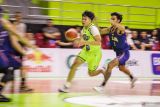 Pebasket Pacific Caesar Surabaya Frederico Nathaniel Darmawan (kiri) berusaha berusaha melewati hadangan pebasket Pelita Jaya Jakarta Yesaya Alessandro Saudale (kanan) pada pertandingan Indonesian Basketball League (IBL) di GOR Pacific Caesar Surabaya, Jawa Timur, Jumat (28/6/2024). Pelita Jaya Jakarta menang atas Pacific Caesar Surabaya dengan skor 98-65. Antara Jatim/Rizal Hanafi/um 