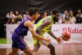 Pebasket Pacific Caesar Surabaya Keljin Deshawn Blevins (kanan) berusaha melewati hadangan pebasket Pelita Jaya Jakarta Hendrick Xavi Yonga (kiri) pada pertandingan Indonesian Basketball League (IBL) di GOR Pacific Caesar Surabaya, Jawa Timur, Jumat (28/6/2024). Pelita Jaya Jakarta menang atas Pacific Caesar Surabaya dengan skor 98-65. Antara Jatim/Rizal Hanafi/um 