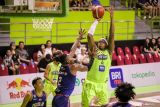 Pebasket Pacific Caesar Surabaya Stephen Lane Hurt (kanan) berusaha memasukkan bola ke keranjang dengan dibayangi pebasket Pelita Jaya Jakarta James L Dickey (tengah) pada pertandingan Indonesian Basketball League (IBL) di GOR Pacific Caesar Surabaya, Jawa Timur, Jumat (28/6/2024). Pelita Jaya Jakarta menang atas Pacific Caesar Surabaya dengan skor 98-65. Antara Jatim/Rizal Hanafi/um 