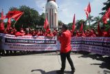 Kader PDI Perjuangan melakukan aksi damai di depan Monumen Jayandaru Alun Alun Sidoarjo, Jawa Timur, Sabtu (29/6/2024). Aksi tersebut untuk memberikan dukungan kepada staf Sekretaris Jenderal (Sekjen) PDIP Hasto Kristiyanto dan stafnya, Kusnadi yang sedang berurusan dengan Komisi Pemberantasan Korupsi yang dinilai diintimidasi dan dikriminalisasi. ANTARA Jatim/Umarul Faruq/mas.