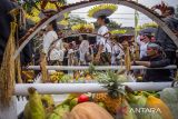 Warga membawa padi sebagai simbol kebersamaan saat perayaan adat Seren Taun di Cigugur, Kuningan, Jawa Barat, Sabtu (29/6/2024). Tradisi Seren taun yang digelar setiap tahun ini merupakan perwujudan atas rasa syukur masyarakat Cigugur yang mayoritas petani terhadap karunia sang pencipta dan dirayakan pada 22 Raya Agung tahun Saka Sunda. ANTARA FOTO/Dedhez Anggara/agr