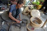 Seorang perajin yang juga seniman mengelas lingkaran besi untuk diikatkan pada alat musik tradisional  Gendang Rapai,  di desa  Kaye Lheu, kecamatan Ingin Jaya, kabupaten Aceh Besar, Aceh, Sabtu (29/6/2024). Pembuatan alat musik Rapai yang sudah masuk warisan budaya tak benda terbuat dari bahan kayu dan kulit kambing yang diciptakan oleh Syech Rapai pada  abad ke-11 di Aceh  tersebut,  dalam beberapa tahun terakhir produksinya masih tergantung pesanan dengan harga kisaran Rp300.000 per unit tergantung pada ukuran diameter dan kualitas bahan baku gendang Rapai. ANTARA FOTO/Ampelsa.