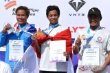 Perenang Indonesia Aflah Fadlan Prawira (tengah) berfoto dengan perenang asal Thailand Suabsakul Kumton (kiri) dan perenang Indonesia Dimas Permana Taufik (kanan) saat penyerahan medali pemenang 2nd Southeast Asia Open Water Swimming Championships 2024 di Jimbaran, Badung, Bali, Sabtu (29/6/2024). Aflah Fadlan Prawira berhasil menjuarai nomor 10 kilometer putra kategori usia 20 tahun ke atas dengan catatan waktu 2 jam 5 menit 23 detik disusul Suabsakul Kumton dengan waktu 2 jam 7 menit 2 detik dan Dimas Permana Taufik dengan waktu 2 jam 14 menit 16 detik. ANTARA FOTO/Fikri Yusuf/wsj.