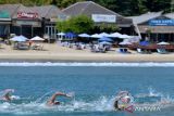 Sejumlah perenang beradu kecepatan saat mengikuti pertandingan nomor 10 kilometer putra 2nd Southeast Asia Open Water Swimming Championships 2024 di Jimbaran, Badung, Bali, Sabtu (29/6/2024). Perenang Indonesia Aflah Fadlan Prawira berhasil menjuarai nomor 10 kilometer putra kategori usia 20 tahun ke atas dengan catatan waktu 2 jam 5 menit 23 detik disusul perenang asal Thailand Suabsakul Kumton dengan waktu 2 jam 7 menit 2 detik dan perenang Indonesia Dimas Permana Taufik dengan waktu 2 jam 14 menit 16 detik. ANTARA FOTO/Fikri Yusuf/wsj.