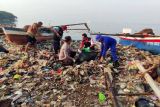 Polresta Bandarlampung bersihkan Pantai Sukaraja dalam rangka HUT ke-78 Bhayangkara