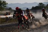 Joki memacu kudanya saat mengikuti kejuaraan pacuan kuda di Ponorogo, Jawa Timur, Minggu (30/6/2024). Kejuaraan yang yang memperlombakan 10 kelas dengan jarak antara 1.000 meter hingga 1.600 meter tersebut diikuti 100 kuda dari berbagai daerah di Jawa dan Bali. Antara Jatim/Siswowidodo/um